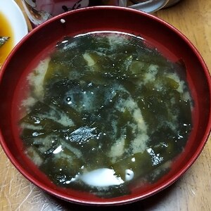 玉ねぎとワカメとたっぷり小ネギの味噌汁